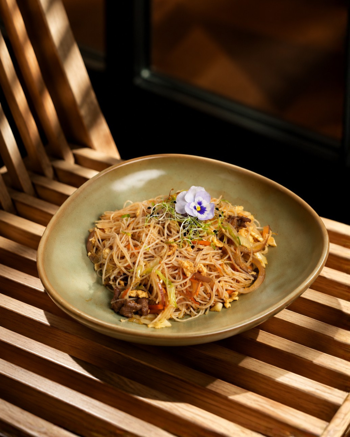 Fideos de arroz salteados con pollo