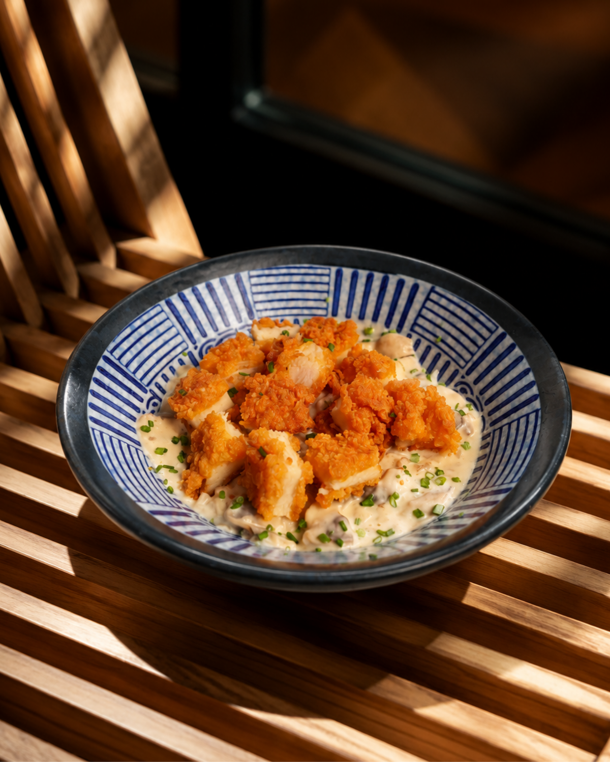 Donburi de pollo crujiente con salsa cremosa