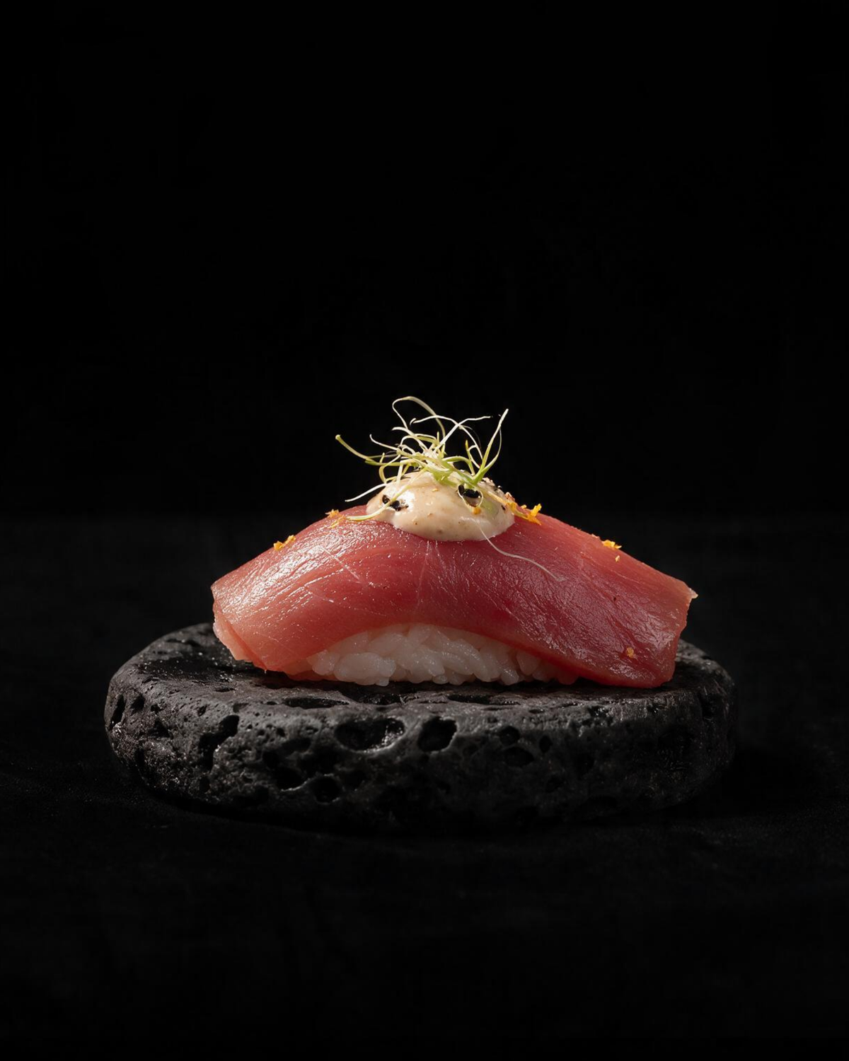 Nigiri De Atun Con Brotes