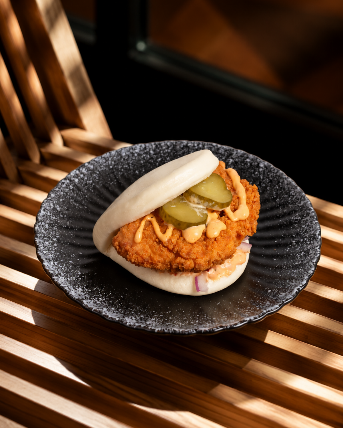 Pan bao de pollo con salsa de ajo casera