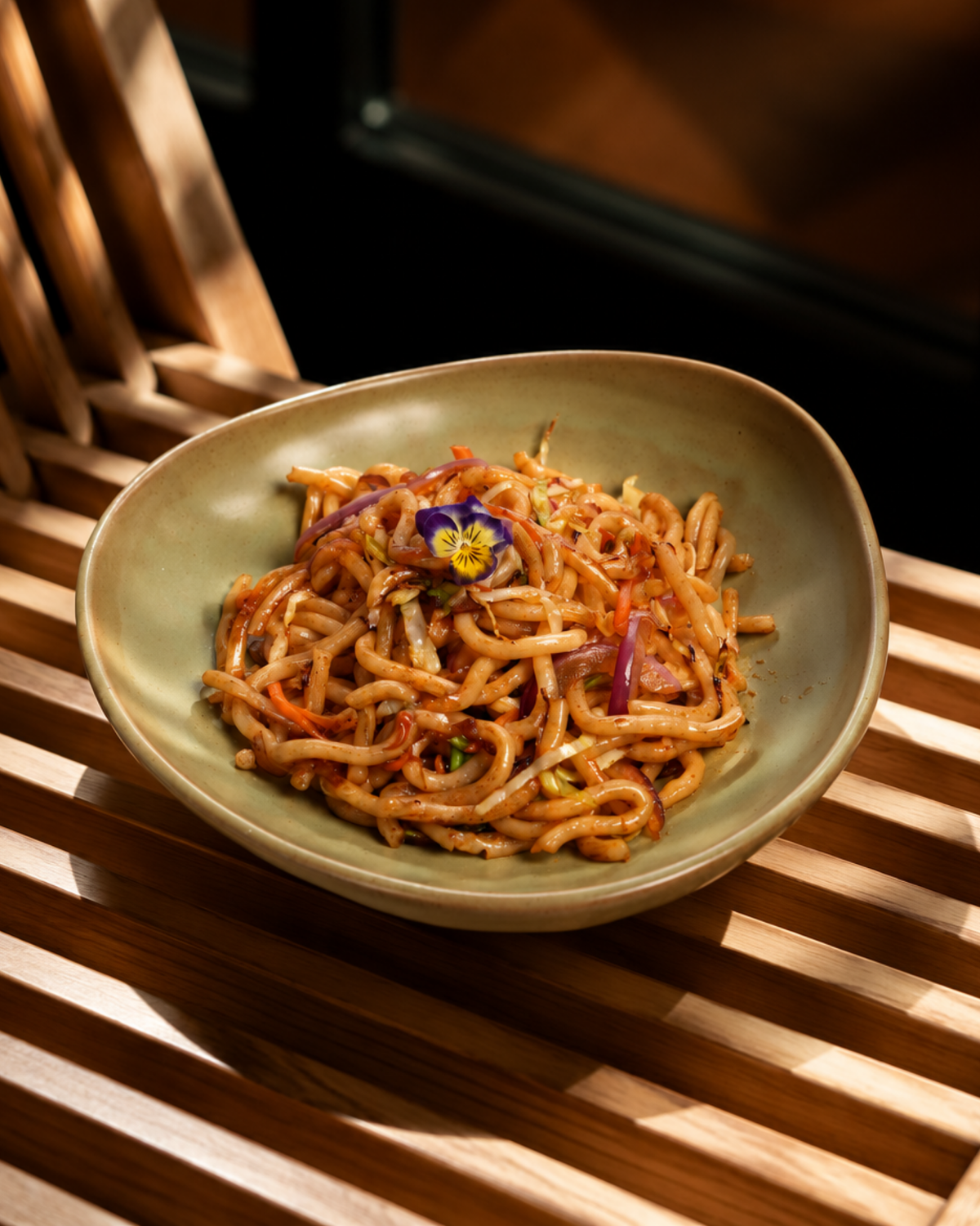 Udon salteado con pollo