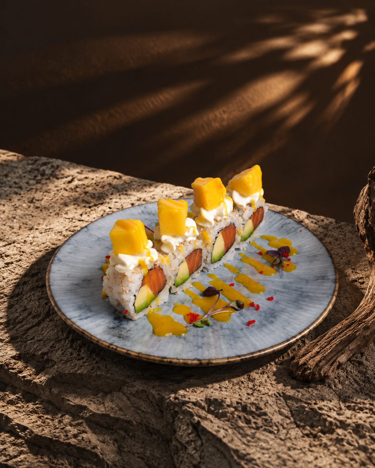 Uramaki de salmón y mango